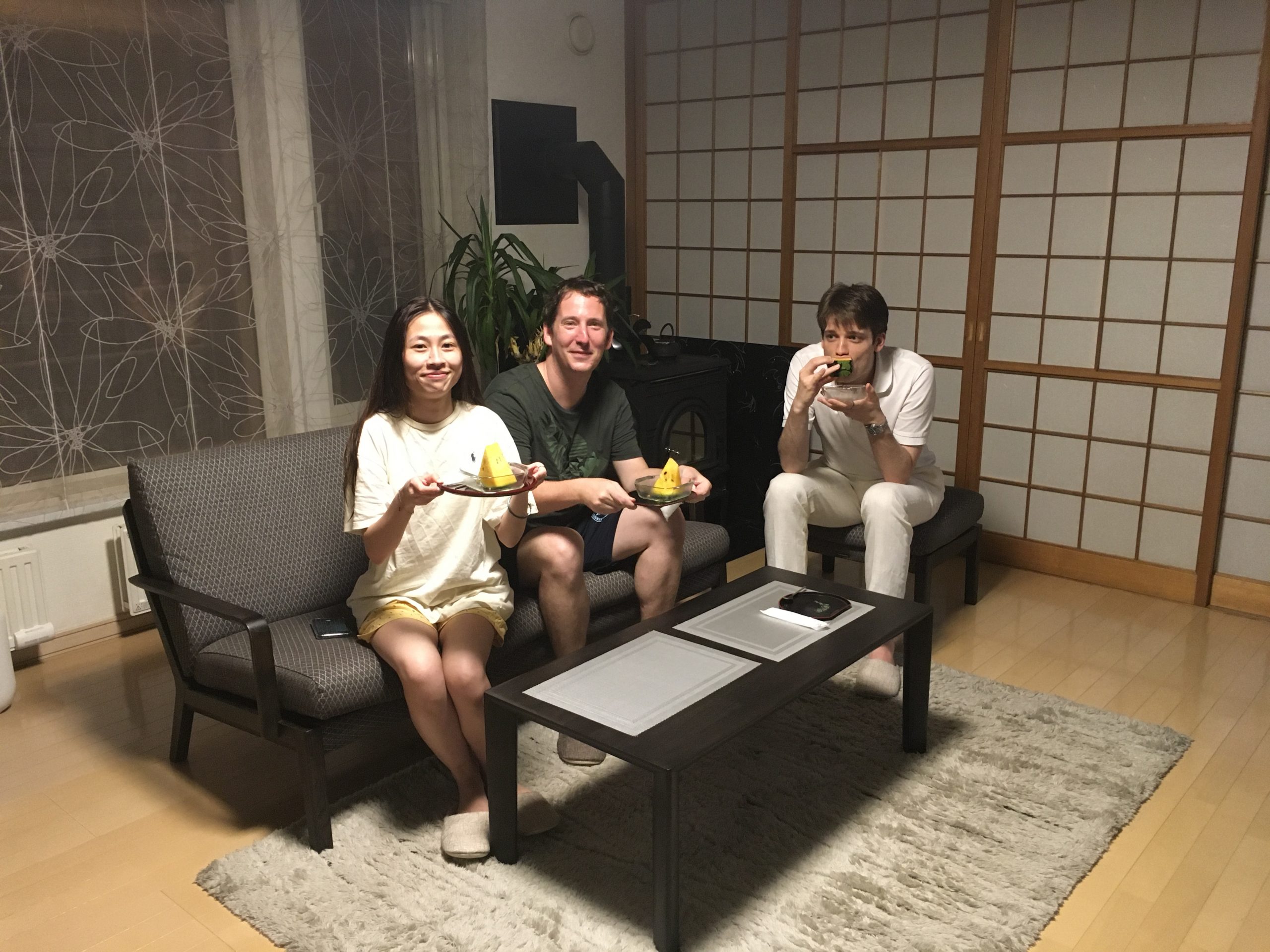 会社の同僚同士が、旅行